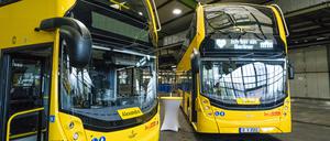 Die zwei Bus-Prototypen Alexandra und Dennis in einer Halle der BVG.