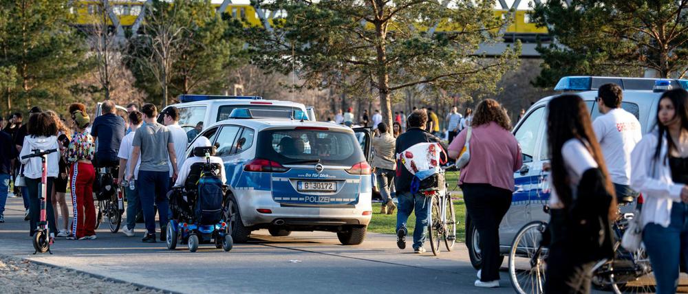 Die Berliner Polizei steht im vollen Park am Gleisdreieck.