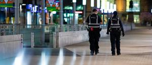 Mitarbeiter eines Sicherheitsdienstes kontrollieren die Einhaltung der Ausgangsbeschränkungen.