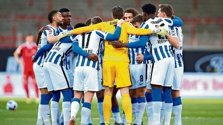Vor jedem Spiel beschwört Hertha BSC Teamgeist und Zusammengehörigkeit. Die Berliner werden in der Endphase der Saison auch Spielglück benötigen, um die Klasse zu halten.