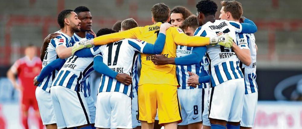 Vor jedem Spiel beschwört Hertha BSC Teamgeist und Zusammengehörigkeit. Die Berliner werden in der Endphase der Saison auch Spielglück benötigen, um die Klasse zu halten.