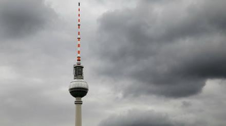 Dunkle Wolken über dem Fernsehturm. Am Ostermontag soll es ungemütlich werden. 