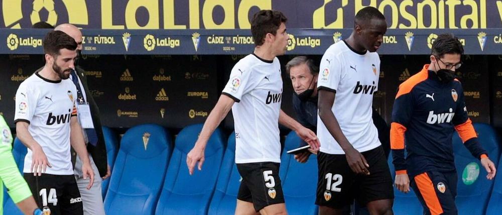 Offenbar wurde Valencias Spieler Mouctar Diakhaby (2. v.r.) rassistisch beleidigt.