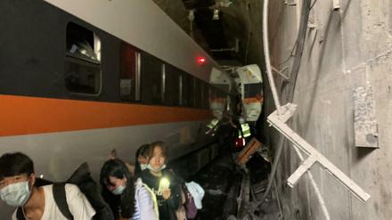 Passagiere versuchen, sich aus dem Tunnel zu bewegen.