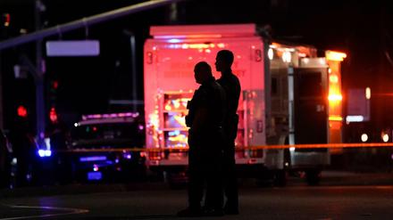 Tödliche Schüsse in Orange. Polizisten am Tatort 