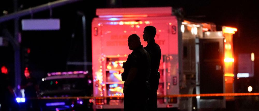 Tödliche Schüsse in Orange. Polizisten am Tatort 