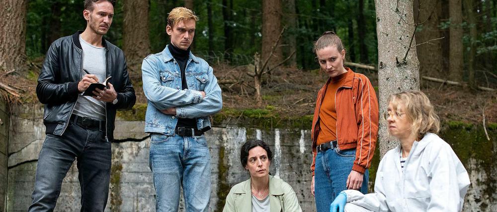 Wer hat Jessi Pohlmann (Caroline Hartig, unten) ermordet? Das Ermittlerteam beginnt mit der Arbeit: Hauptkommissare Leo Hölzer (Vladimir Burlakov, l-r) und Adam Schürk (Daniel Sträßer), Hauptkommissarinnen Esther Baumann (Brigitte Urhausen) und Pia Heinrich (Ines Marie Westernströer) sowie Rechtsmedizinerin Dr. Henny Wenzel (Anna Böttcher) in einer Szene aus "Tatort: Der Herr des Waldes".