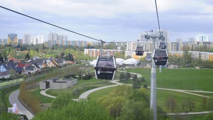 Die bislang einzige Berliner Seilbahn fährt über den Gärten der Welt in Marzahn.