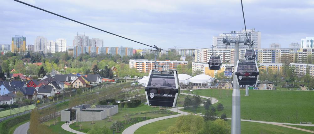 Die bislang einzige Berliner Seilbahn fährt über den Gärten der Welt in Marzahn.