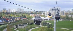 Die bislang einzige Berliner Seilbahn fährt über den Gärten der Welt in Marzahn.