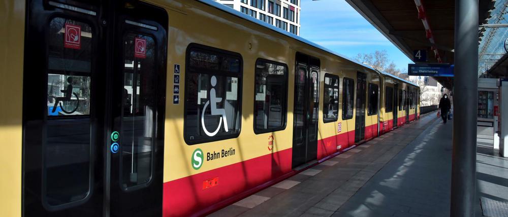 Wer ohne gültiges Ticket unterwegs ist, wird mit 60 Euro zur Kasse gebeten.
