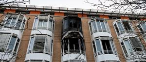 Schwarzer Ruß ist nach einem Zimmerbrand an der Hausfassade des Helios Klinikums Emil von Behring zu sehen.