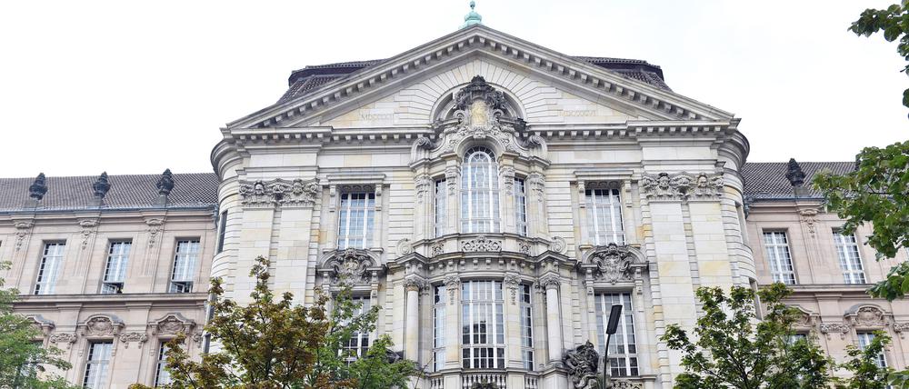 Das neubarocke Gebäude vom Kriminalgericht Moabit. Hier steht ein mutmaßlicher Vergewaltiger vor dem Berliner Landgericht.