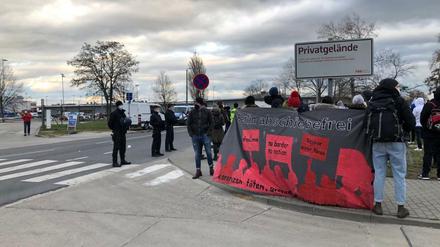 Am Mittwochabend demonstrierten Aktivisten gegen die Sammelabschiebung.