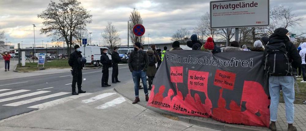 Am Mittwochabend demonstrierten Aktivisten gegen die Sammelabschiebung.