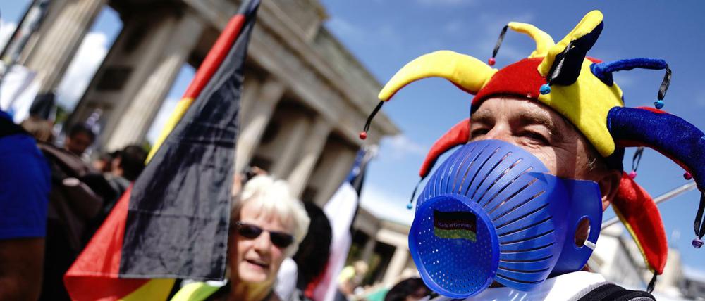 Nix wissen, viel meinen: Corona-Leugner protestieren