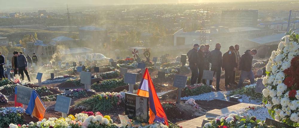 Die Friedhöfe in Armenien sind zurzeit voll von trauernden Menschen.