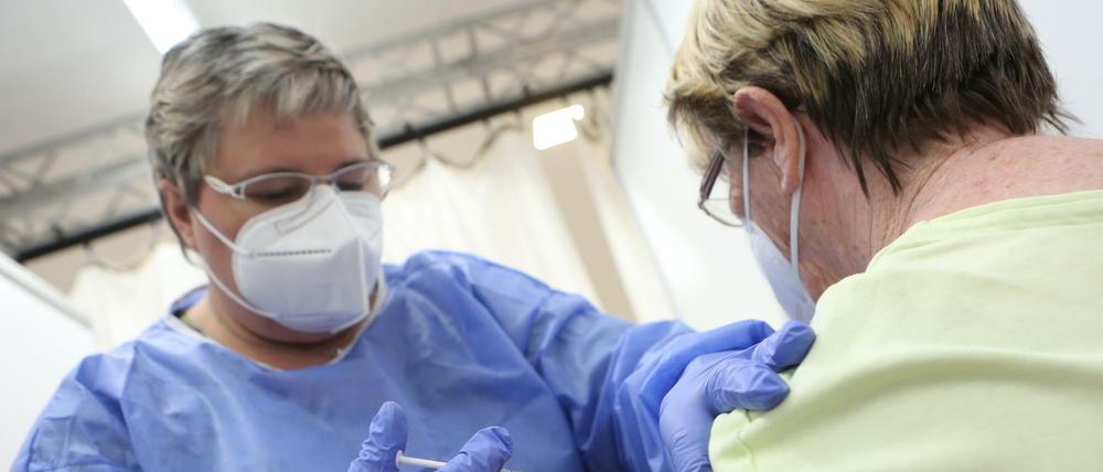 Krankenschwester Manuela Harke impft im Impfzentrum des Landkreises Harz eine Frau.