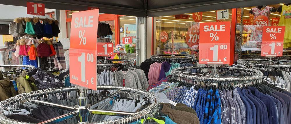 Corona-Angebot: Die Handeslkette KiK bietet einzelne Stück für einen Euro an und will offenbar so ihre Lager räumen. Das Foto wurde aufgenommen im brandenburgischen Angermünde (Kreis Uckermark).