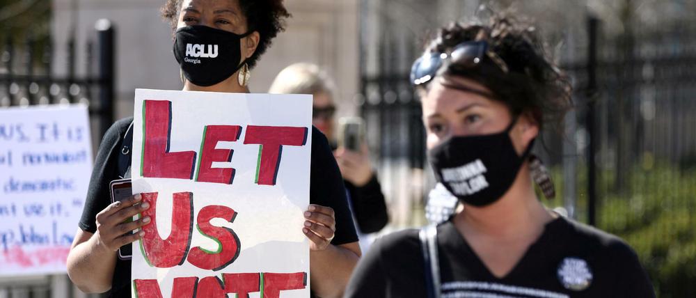 Demonstranten protestieren vor dem Kapitol in Atlanta/Georgia gegen das neue Wahlgesetz. 