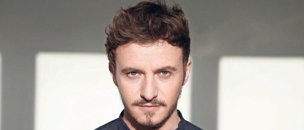 Die Stimme kennt man. Podcaster Tommi Schmitt, 32, ist Gastgeber der neuen ZDFneo-Show „Studio Schmitt“.