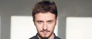 Die Stimme kennt man. Podcaster Tommi Schmitt, 32, ist Gastgeber der neuen ZDFneo-Show „Studio Schmitt“.
