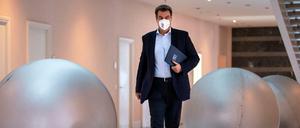 Der bayerische Ministerpräsident Markus Söder geht zum Kabinettstreffen in München.