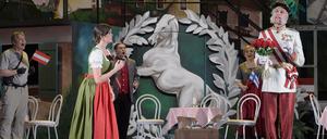 Im "Weißen Rössl" am Wolfgangsee: Das Singspiel eröffnet den Premierenreigen. Szene mit Valda Wilson und Gregor Trakis. 