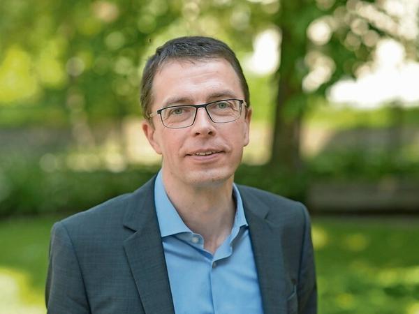 Ein Porträtbild von Paul Nolte, der in einem Garten steht.