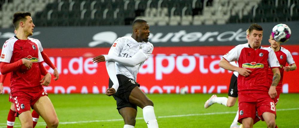 Krummes Ding. Marcus Thuram erzielte mit einem abgefälschten Schuss das 1:1 für Borussia Mönchengladbach.