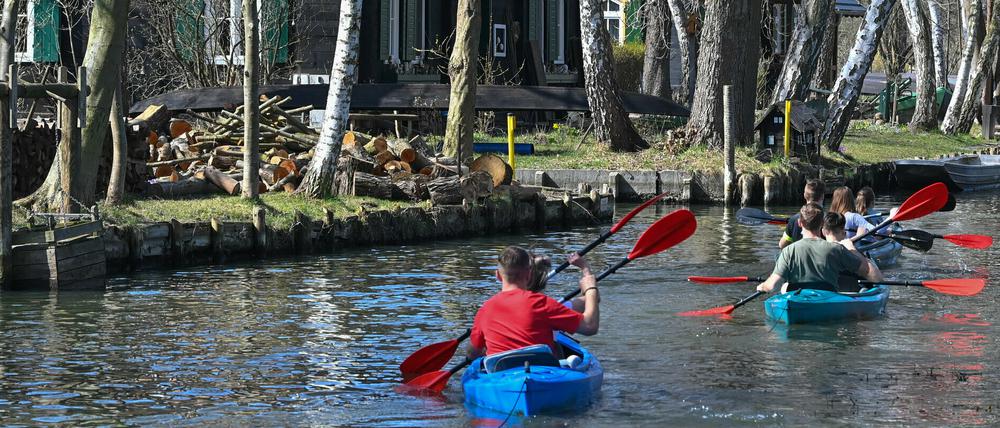 Paddeln im Spreewald klingt verlockend. Doch dieses Jahr sollten Berliner:innen auf den Osterausflug nach Brandenburg verzichten.