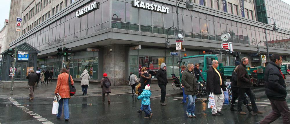 Die Fassade des Karstadt-Warenhauses auf der Kreuzberger Seite des Hermannplatzes.