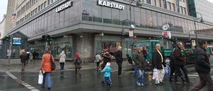 Die Fassade des Karstadt-Warenhauses auf der Kreuzberger Seite des Hermannplatzes.