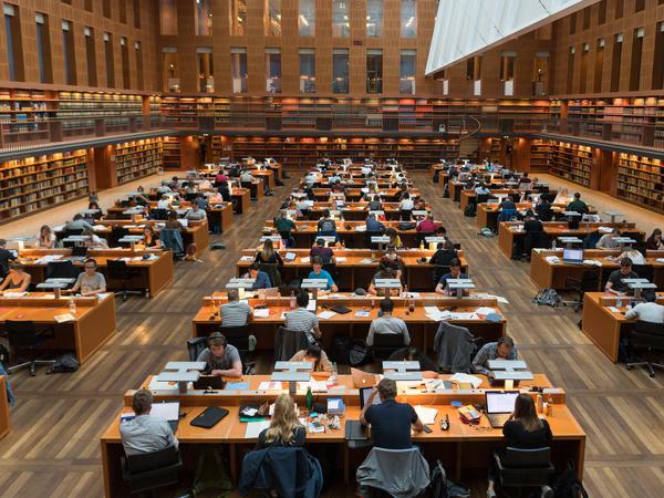 Studierende und Forschende sitzen in der Sächsischen Landesbibliothek.
