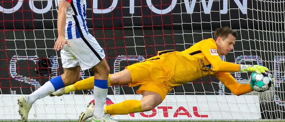 Sicher Rückhalt im Derby: Alexander Schwolow (re.). 