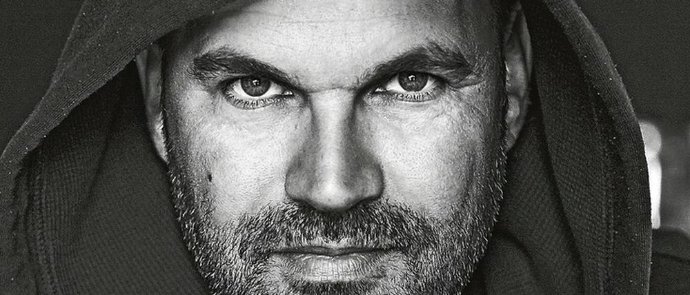 Schutz durch Scheibe. Nicolas Stemann, Co-Intendant in Zürich, hat ein Album aufgenommen.