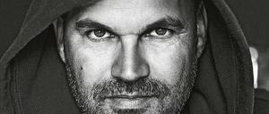 Schutz durch Scheibe. Nicolas Stemann, Co-Intendant in Zürich, hat ein Album aufgenommen.