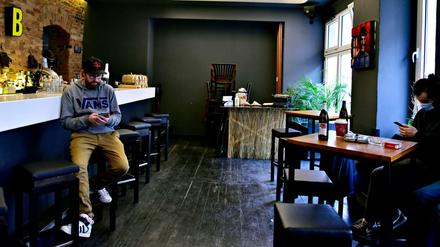 Die Booze Bar 2021: Warten auf Kundschaft, die man nicht einlassen darf. 
