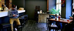 Die Booze Bar 2021: Warten auf Kundschaft, die man nicht einlassen darf. 