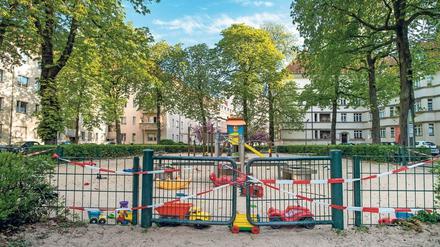 Abgesperrt. Leerer Spielplatz in den Ceciliengärten in Friedenau während des ersten Lockdowns.