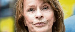 In ihren Memoiren schrieb Senta Berger auch über ihre Erfahrungen mit den Filmstars O.W. Fischer, Richard Widmark und Charlton Heston.