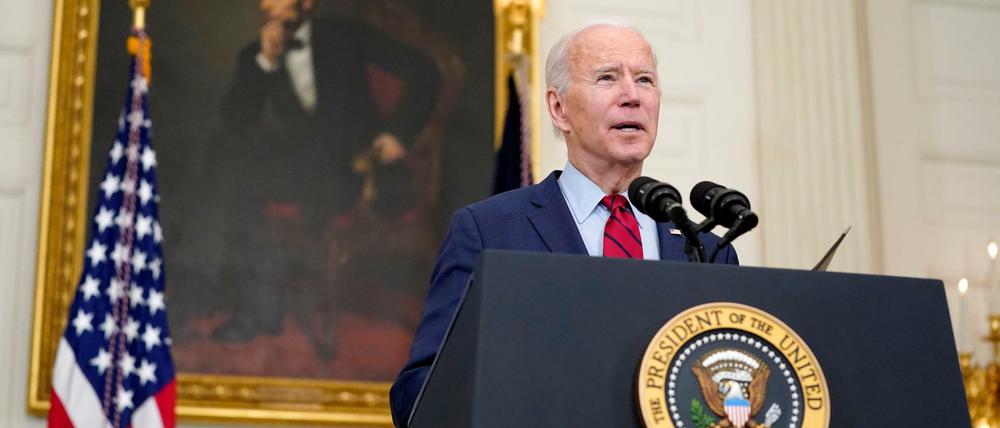 Joe Biden, Präsident der USA, adressiert im State Dining Room des Weißen Hauses in Washington die Schießerei in Boulder.