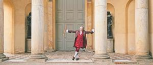 Ja, geh, ist das nicht Herr Mozart? Nein, es ist Albrecht Mayer, der vor dem Potsdamer Marmorpalais Verkleiden spielt.