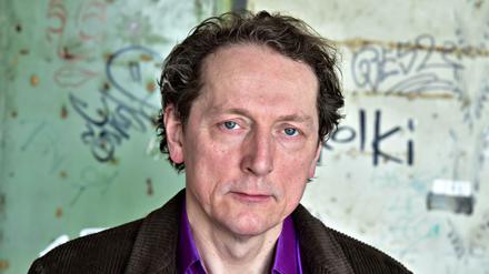 Der Künstler Olaf Holzapfel im Vorraum seines Ateliers.