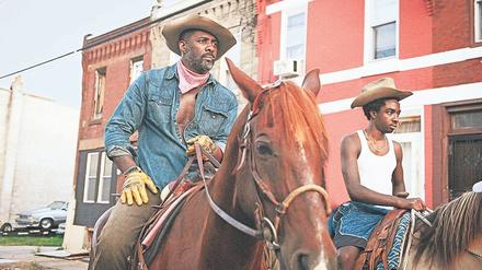 Harp (Idris Elba, links) führt seinen Sohn Cole (Caleb McLaughlin) in die Tradition der urbanen Reitkunst ein. 