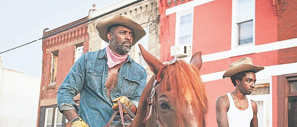 Harp (Idris Elba, links) führt seinen Sohn Cole (Caleb McLaughlin) in die Tradition der urbanen Reitkunst ein.
