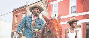 Harp (Idris Elba, links) führt seinen Sohn Cole (Caleb McLaughlin) in die Tradition der urbanen Reitkunst ein. 