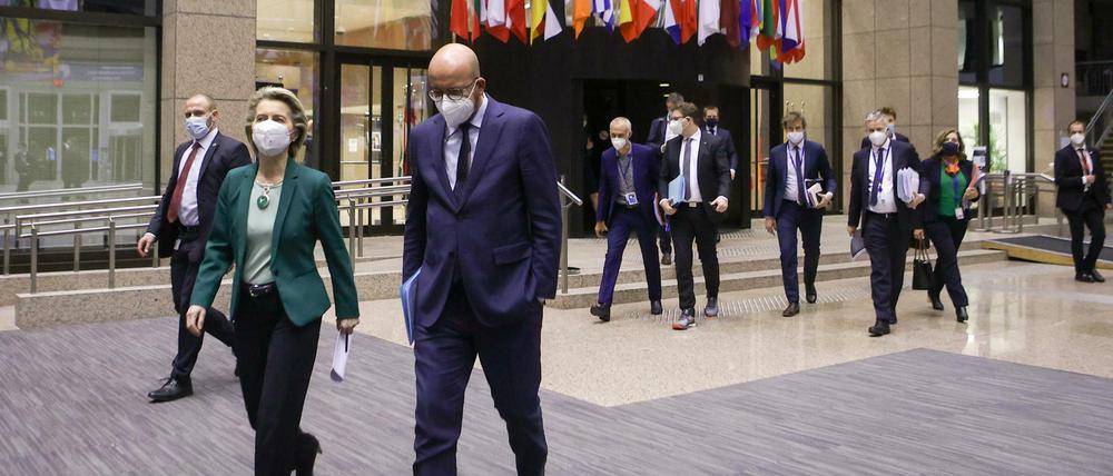 EU-Kommissionschefin von der Leyen und Ratspräsident Michel (r.) reisen nach Ankara - das sollten sie lieber lassen, schreibt unsere Kommentatorin. (Szenenfoto aus Brüssel vom 25. März) 