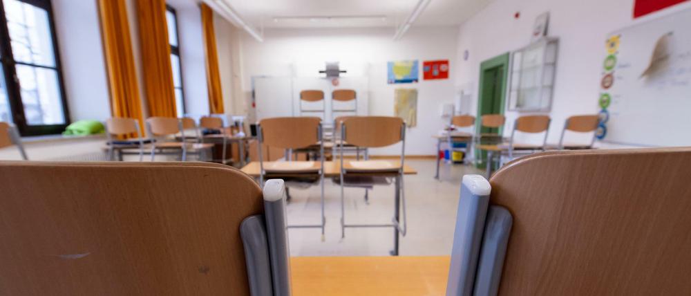 Leerraum Schule. Präsenzunterricht ist angesichts steigender Infektionszahlen umstritten. Der Senat will sich beraten.