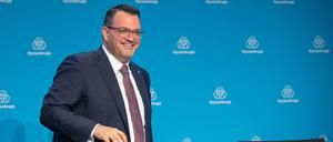 Oliver Burkhard machte erst Karriere in der IG Metall und wechselte 2013 die Seiten, als er Personalvorstand bei Thyssen-Krupp wurde. 